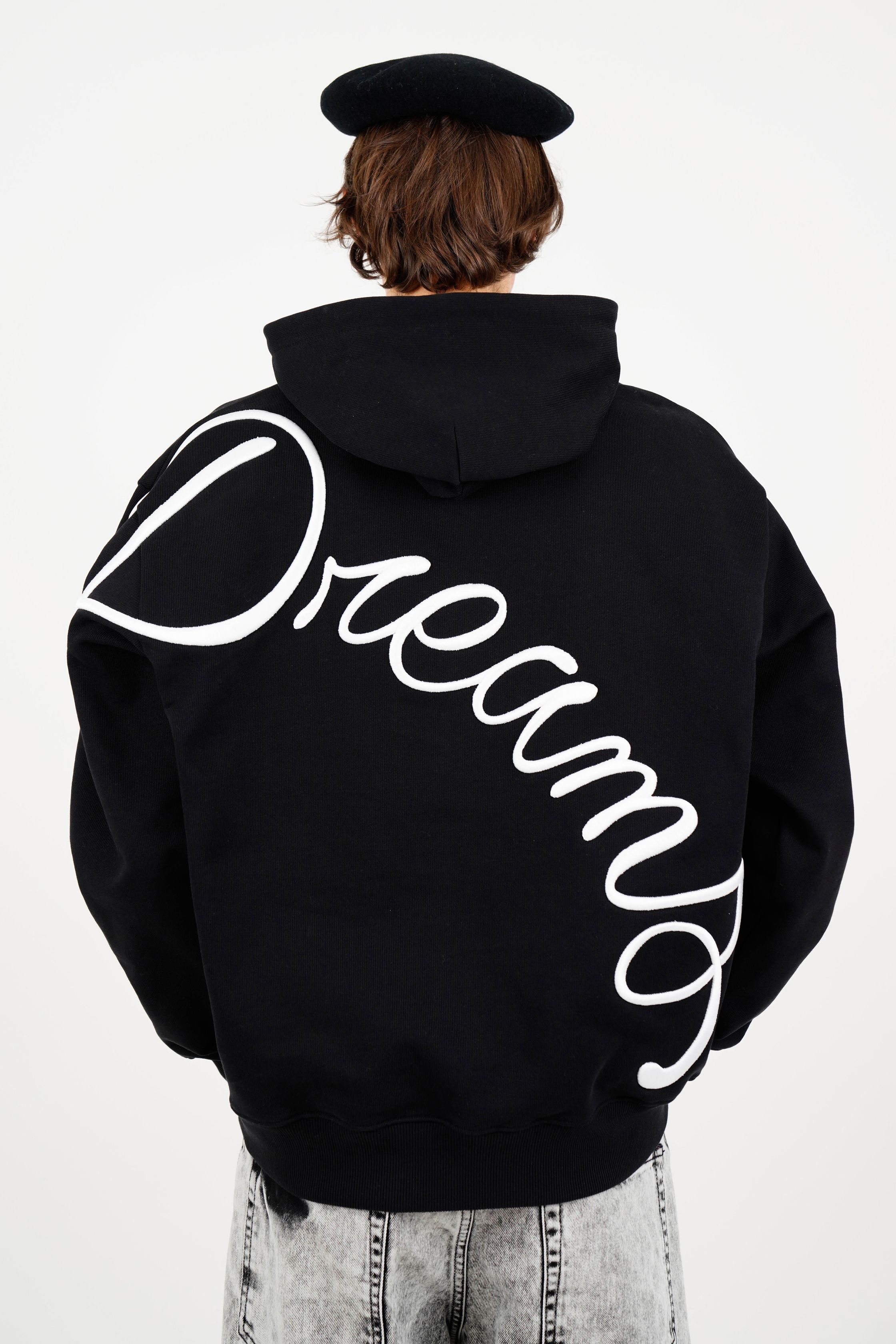 MSGM 2026秋冬以青年文化与学院风为切口，重新激活90年代街头记忆。宽腿彩色牛仔、菱格针织、短款上装与随性叠穿构建出不受性别限制的造型语言，紫色、亮蓝与黑白对比成为视觉焦点。系列在“玩味”与“结构”之间取得平衡，保留品牌标志性的青春躁动，同时注入更成熟的造型逻辑，呈现出Z世代走向理性阶段的风格转折-顽石频道趋势研究